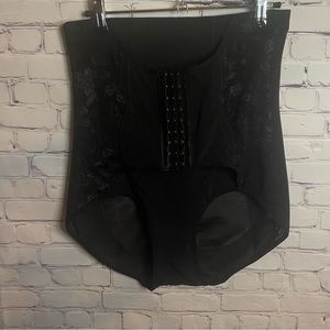 😍Black Corset Style Piece 😍 Size 2XL